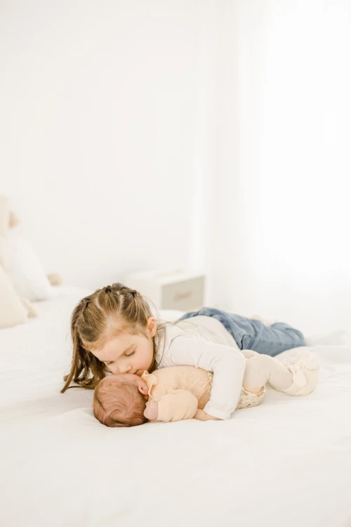 enfant beige marron gris lit